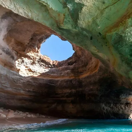 White And Terrace Apartment *